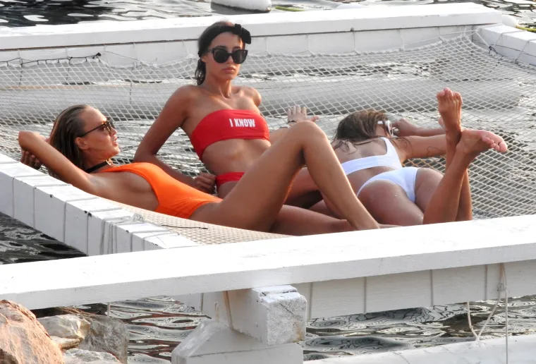 Dubrovnik: Djevojke poziraju prijatelju za fotografiju s ljetovanja