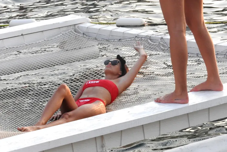 Dubrovnik: Djevojke poziraju prijatelju za fotografiju s ljetovanja