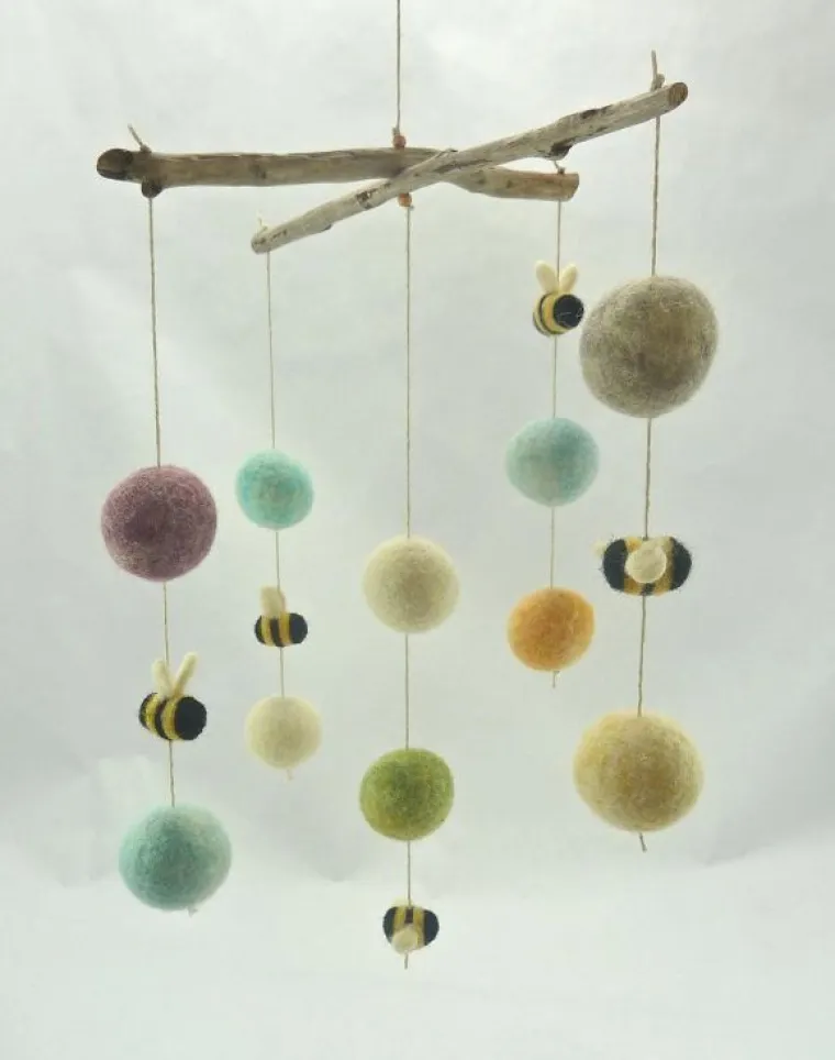 Mlada mama od vune stvara čaroliju za najmlađe