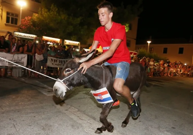 Na ti&scaron;njanskoj Rudini održana je 12. međunarodna utrka tovara. Natjecalo se 12 ekipa na 12 magaraca. Pobjedu je ove godine odnijela ekipa Italije na magarcu Rajka. Drugoplasirani su Francuzi dok su treće mjesto osvojili Slovenci.
