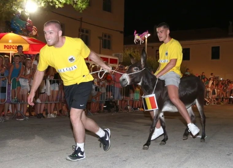 Na ti&scaron;njanskoj Rudini održana je 12. međunarodna utrka tovara. Natjecalo se 12 ekipa na 12 magaraca. Pobjedu je ove godine odnijela ekipa Italije na magarcu Rajka. Drugoplasirani su Francuzi dok su treće mjesto osvojili Slovenci.