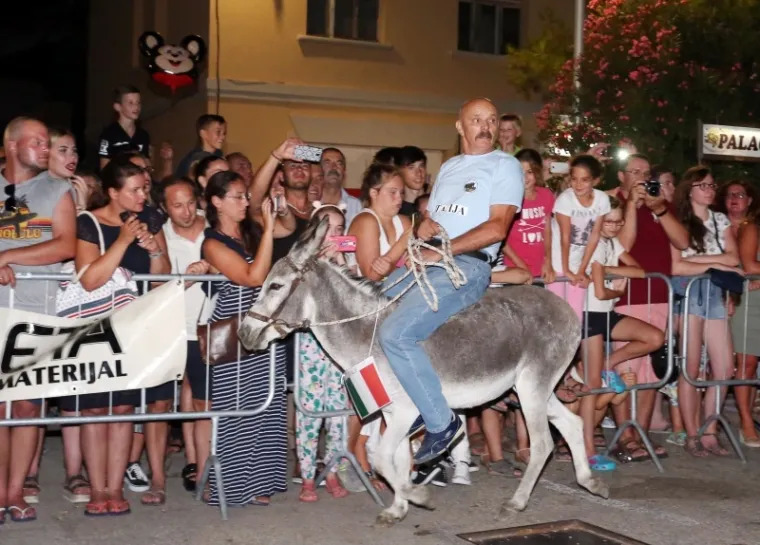 Na ti&scaron;njanskoj Rudini održana je 12. međunarodna utrka tovara. Natjecalo se 12 ekipa na 12 magaraca. Pobjedu je ove godine odnijela ekipa Italije na magarcu Rajka. Drugoplasirani su Francuzi dok su treće mjesto osvojili Slovenci.