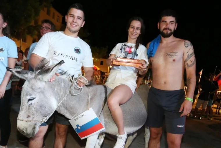 Na ti&scaron;njanskoj Rudini održana je 12. međunarodna utrka tovara. Natjecalo se 12 ekipa na 12 magaraca. Pobjedu je ove godine odnijela ekipa Italije na magarcu Rajka. Drugoplasirani su Francuzi dok su treće mjesto osvojili Slovenci.