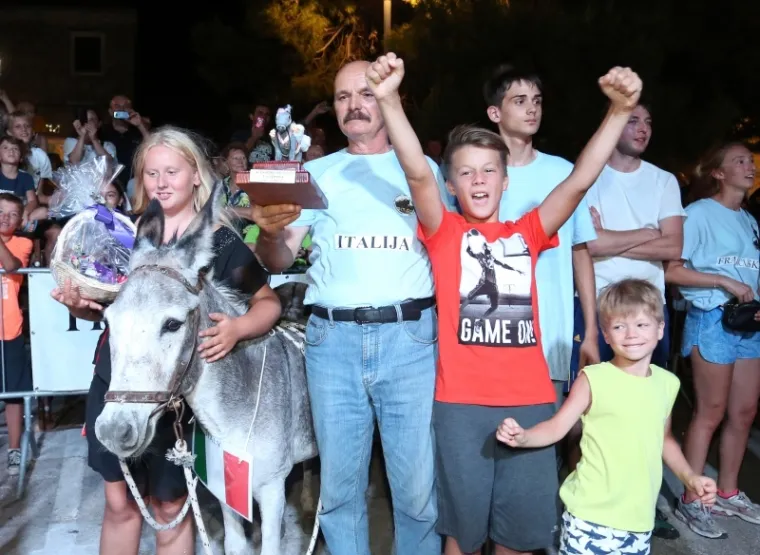 Na ti&scaron;njanskoj Rudini održana je 12. međunarodna utrka tovara. Natjecalo se 12 ekipa na 12 magaraca. Pobjedu je ove godine odnijela ekipa Italije na magarcu Rajka. Drugoplasirani su Francuzi dok su treće mjesto osvojili Slovenci.