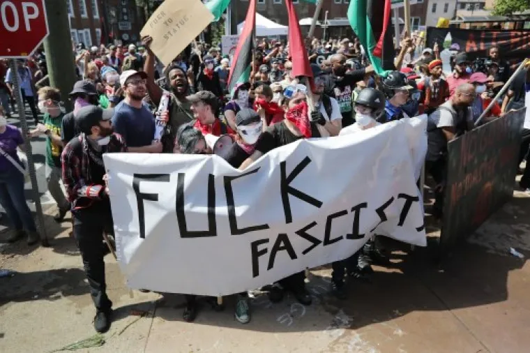 U sukobima rasističkih prosvjednika i protusvjednika u Charlotesvillu u američkoj Virdžiniji jedna osoba je stradala, a vi&scaron;e ozlijeđeno nakon &scaron;to se u gomilu zaletio auto.