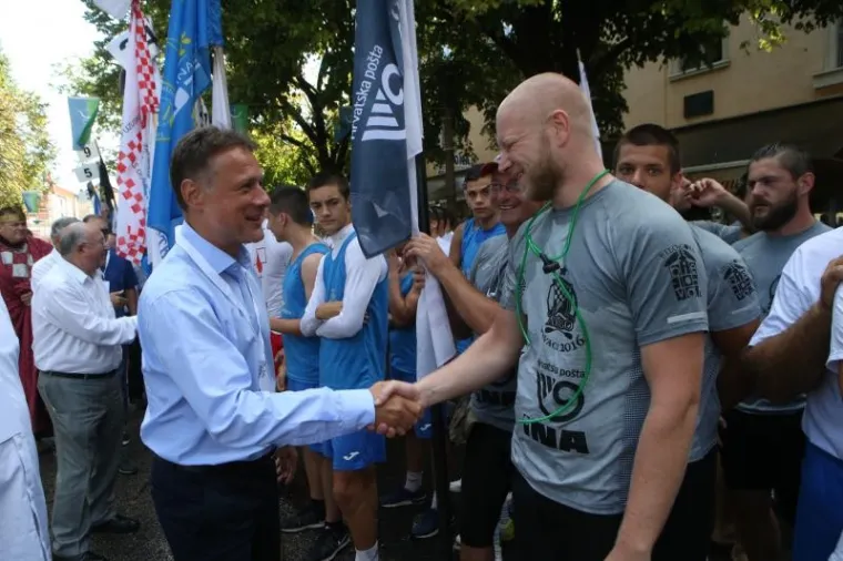 [FOTO] SPEKTAKL NA NERETVI: Na tradicionalnom Maratonu lađa slavila ekipa Gusara iz Komina