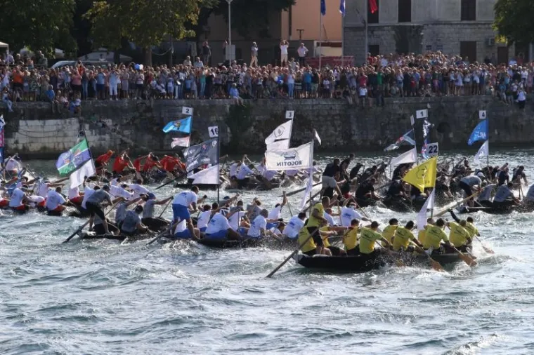 [FOTO] SPEKTAKL NA NERETVI: Na tradicionalnom Maratonu lađa slavila ekipa Gusara iz Komina