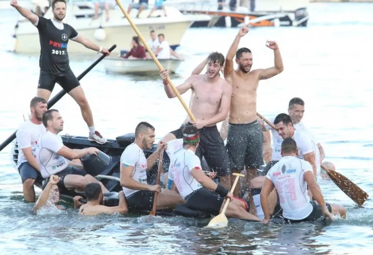 Maraton lađa na Neretvi je amatersko sportsko natjecanje u starim izvornim plovilima (lađama) u kojima lađari preveslaju 22,5 kilometar od Metkovića do cilja u pločanskom zaljevu. Ove godine slavila je ekipa Gusara iz Komina (na fotografiji). Natjecanje ploveći u posebnom brodu prati predsjednik Sabora Gordan Jandroković i Mate Granić, izaslanik predsjednice Republike Kolinde Grabar Kitarović, koja je pokroviteljica manifestacije.