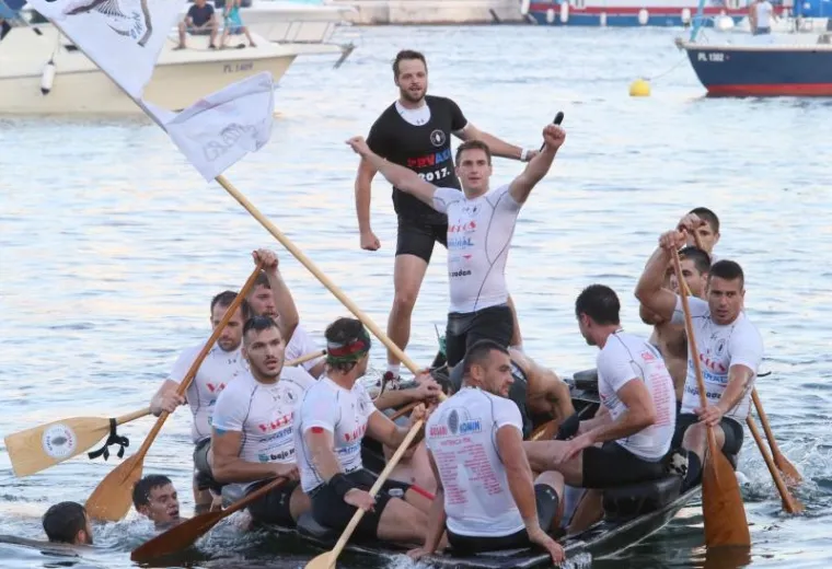 [FOTO] SPEKTAKL NA NERETVI: Na tradicionalnom Maratonu lađa slavila ekipa Gusara iz Komina