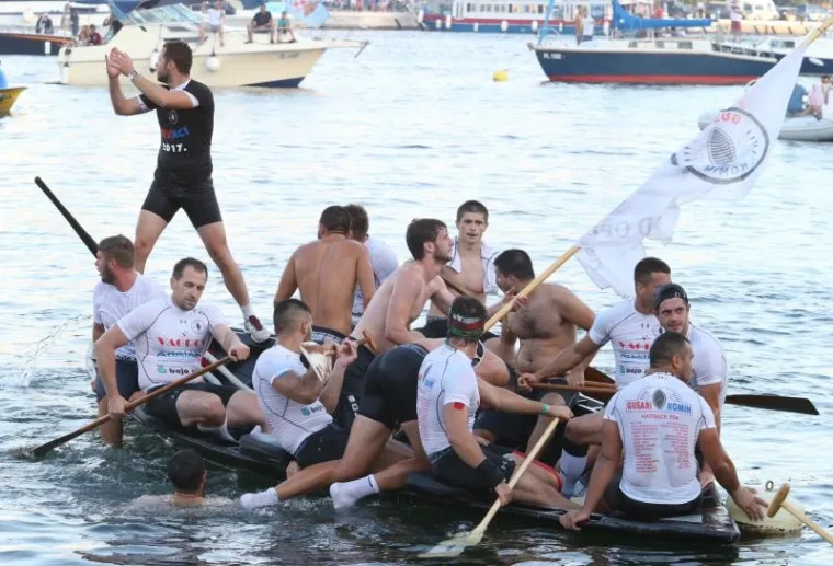 [FOTO] SPEKTAKL NA NERETVI: Na tradicionalnom Maratonu lađa slavila ekipa Gusara iz Komina