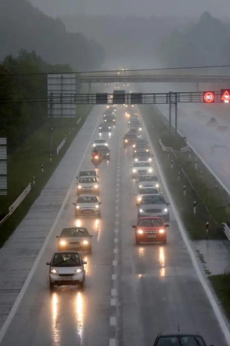 Zbog smjene turista i obilne ki&scaron;e, na autocesti se stvaraju kolone.