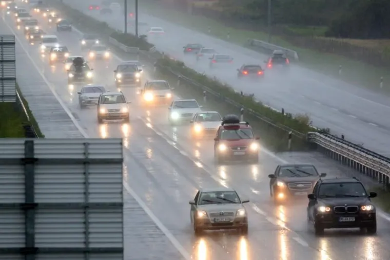 Zbog smjene turista i obilne ki&scaron;e, na autocesti se stvaraju kolone.