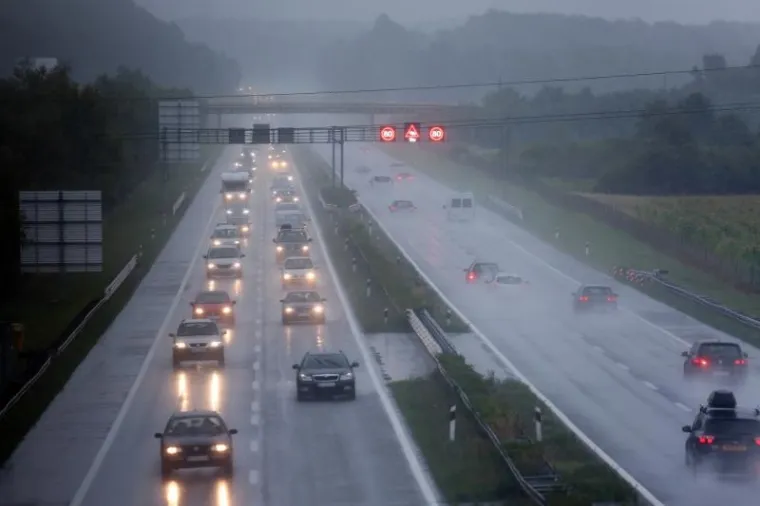 Zbog smjene turista i obilne ki&scaron;e, na autocesti se stvaraju kolone.