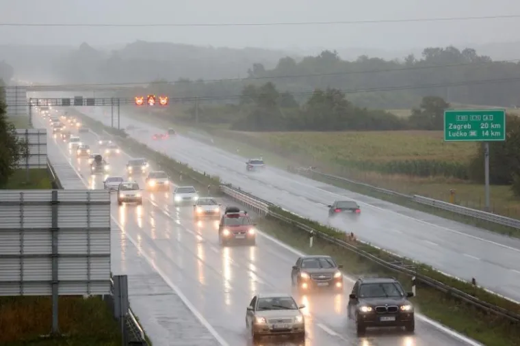 Zbog smjene turista i obilne ki&scaron;e, na autocesti se stvaraju kolone.