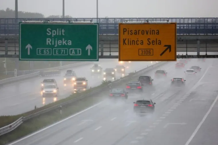 Zbog smjene turista i obilne ki&scaron;e, na autocesti se stvaraju kolone.
