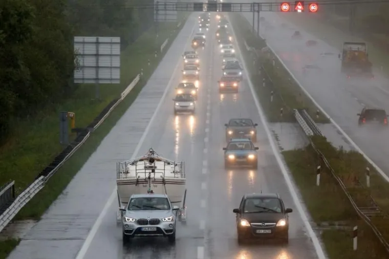 Zbog smjene turista i obilne ki&scaron;e, na autocesti se stvaraju kolone.