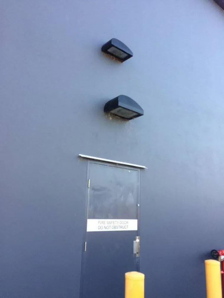 Građevinari ponekad stvarno mogu zabrljati svoj posao. Bilo da je riječ o kojoj čašici viška ili nekom drugom razlogu, radnici koji su napravili radove iz galerije stvarno su odradili užasan posao. Njihovi radovi su toliko apsurdni da su postali prava umjetnička djela, a možete ih pogledati u nastavku.