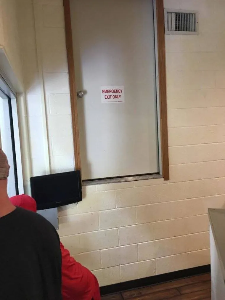 KAKO SU NESPOSOBNI: Majstori popili previše i svojim radom potpuno unakazili domove i javne površine