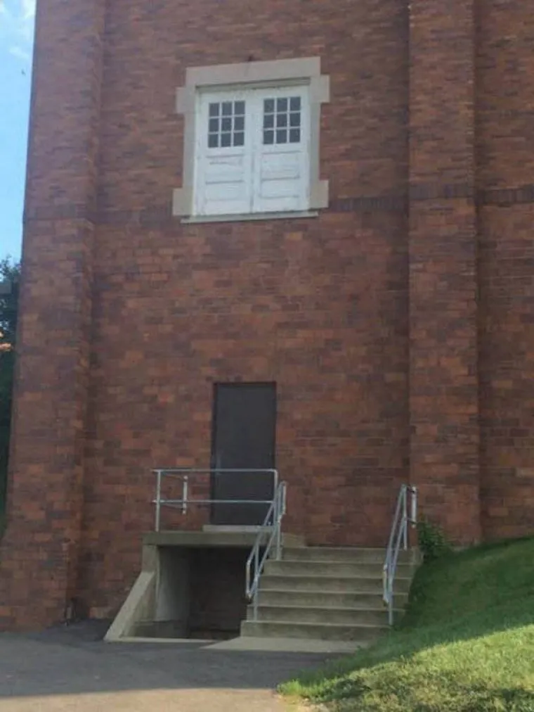 KAKO SU NESPOSOBNI: Majstori popili previ&scaron;e i svojim radom potpuno unakazili domove i javne povr&scaron;ine