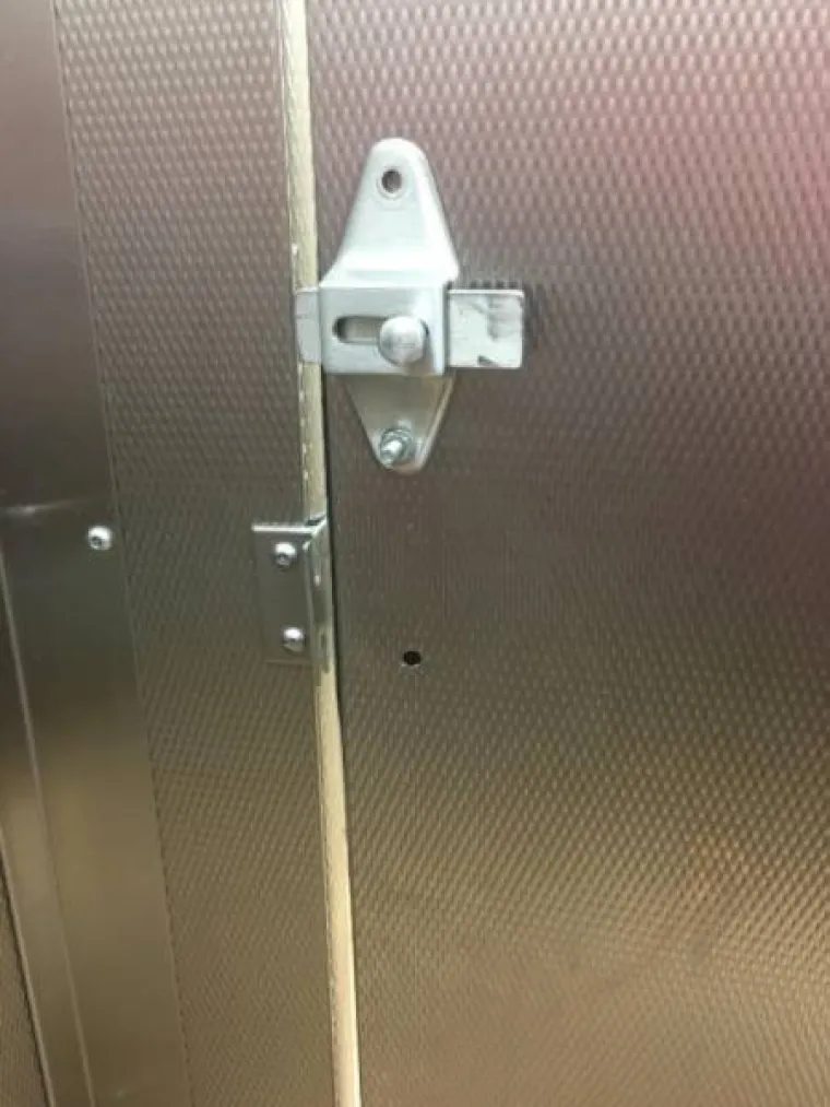 KAKO SU NESPOSOBNI: Majstori popili previ&scaron;e i svojim radom potpuno unakazili domove i javne povr&scaron;ine