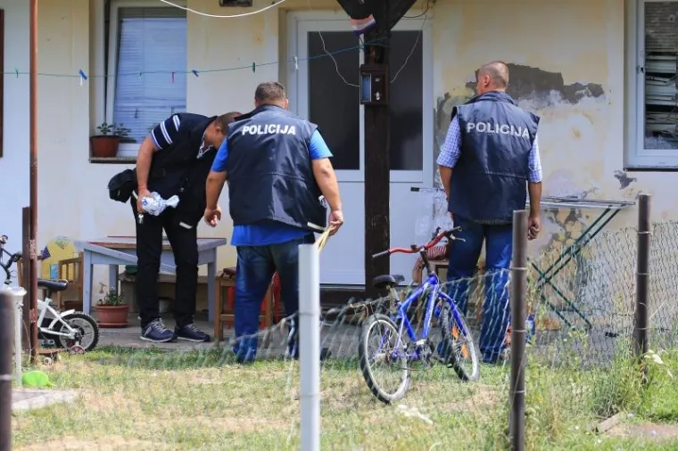 OČEVID U TIJEKU: Policija zatvorila sve prilaze naselju Šećerana, susjedi u nevjerici pregledavaju ostećenja od metaka