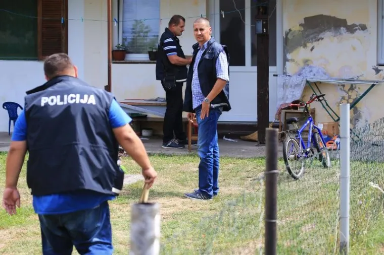 OČEVID U TIJEKU: Policija zatvorila sve prilaze naselju Šećerana, susjedi u nevjerici pregledavaju ostećenja od metaka