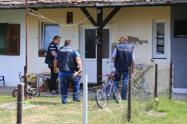OČEVID U TIJEKU: Policija zatvorila sve prilaze naselju Šećerana, susjedi u nevjerici pregledavaju ostećenja od metaka