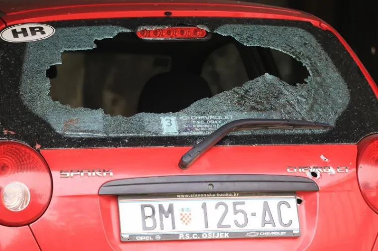 OČEVID U TIJEKU: Policija zatvorila sve prilaze naselju Šećerana, susjedi u nevjerici pregledavaju ostećenja od metaka