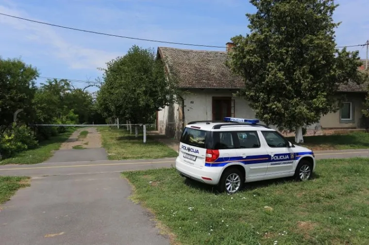 OČEVID U TIJEKU: Policija zatvorila sve prilaze naselju Šećerana, susjedi u nevjerici pregledavaju ostećenja od metaka