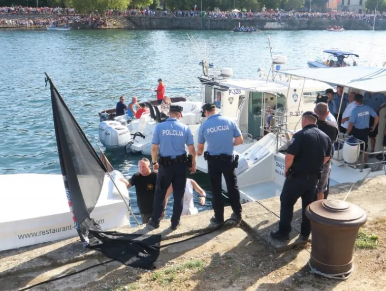 Tijekom tradicionalnog Maratona neretvanskih lađa policija je članovima HSP-a, koji su s brodice pratili utrku, zaplijenila zastavu HOS-a na kojoj je bio ustaški pozdrav 'Za dom spremni'.
