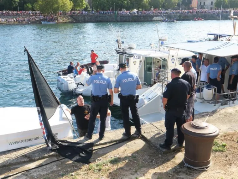 [FOTO] POLICIJA INTERVENIRALA NA MARATONU LAĐA: HSP-ovcima zaplijenili zastavu s natpisom 'Za dom spremni'
