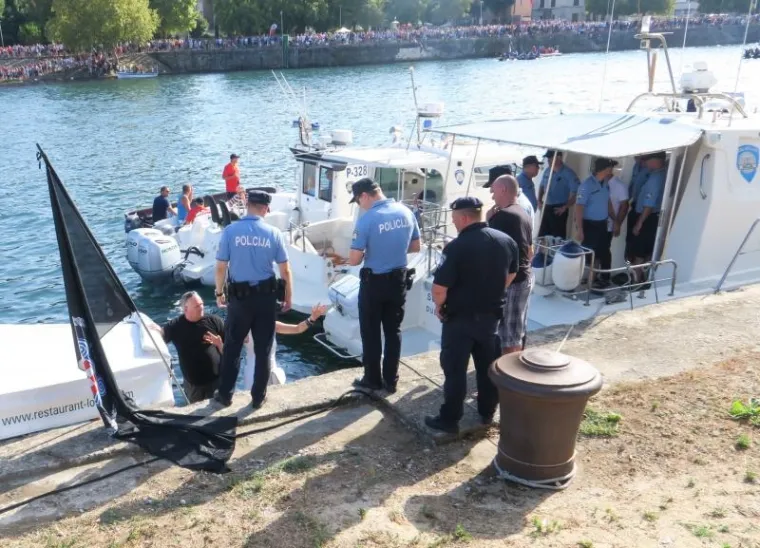 [FOTO] POLICIJA INTERVENIRALA NA MARATONU LAĐA: HSP-ovcima zaplijenili zastavu s natpisom 'Za dom spremni'