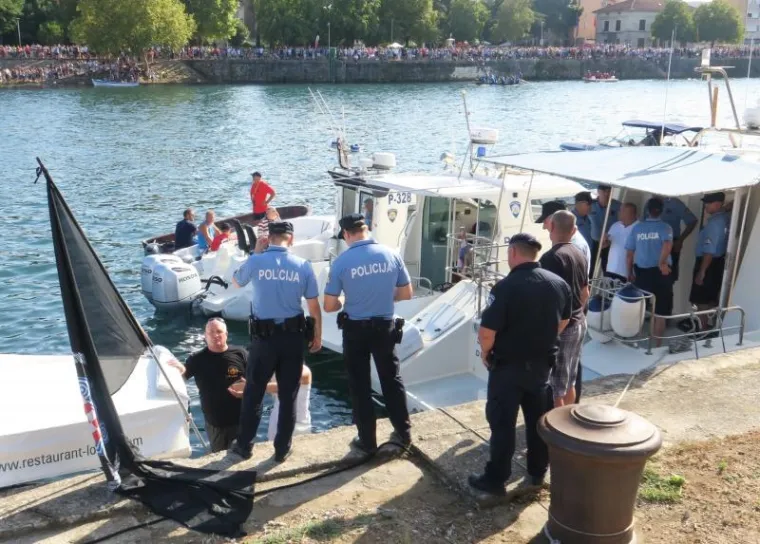 [FOTO] POLICIJA INTERVENIRALA NA MARATONU LAĐA: HSP-ovcima zaplijenili zastavu s natpisom 'Za dom spremni'