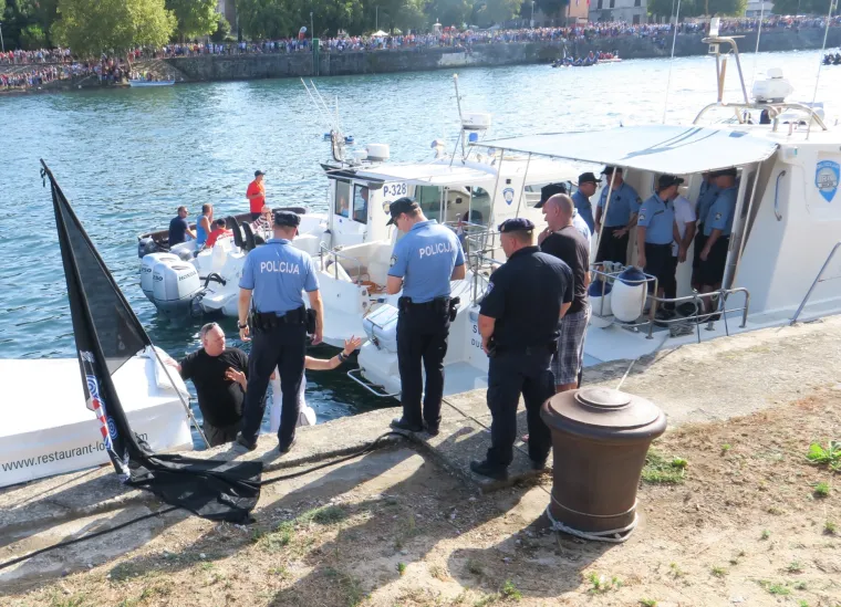 Metković: Policija tijekom Maratona neretvanskih lađa zaplijenila zastavu HOS-a