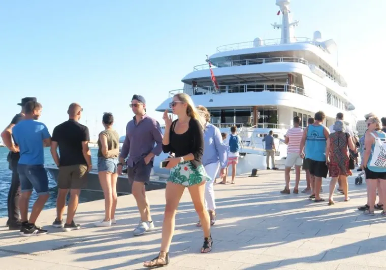 JO&Scaron; JEDAN AMERIČKI BOGATA&Scaron; DOPLOVIO U SPLIT: 3,8 milijardi težak Rick Caruso uživa na na&scaron;em Jadranu