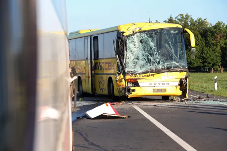 TE&Scaron;KA PROMETNA NESREĆA KOD VARAŽDINA: U sudaru dvaju autobusa i osobnog automobila 13 ozlijeđenih