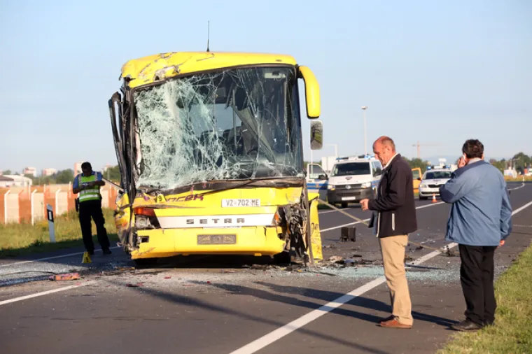 TE&Scaron;KA PROMETNA NESREĆA KOD VARAŽDINA: U sudaru dvaju autobusa i osobnog automobila 13 ozlijeđenih