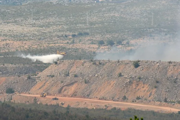 Velik požar širi se oko zaseoka Modrić u blizini Obrovca. Zbog minskog područja u gašenju sudjeluju uglavnom zračne snage, no jaka bura i njima zadaje probleme