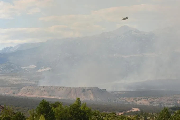 ZASEOK MODRIĆ: Kanaderi kod Obrovca i protiv vatre i protiv bure