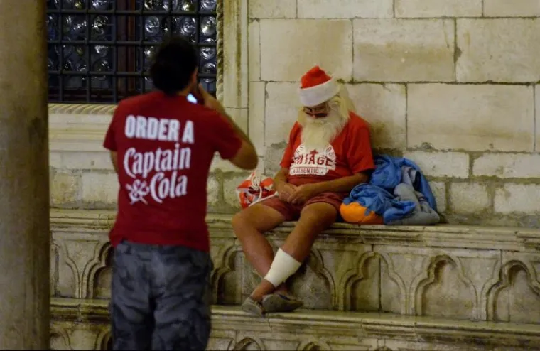 Dubrovnik: Uspavani Djed Božićnjak na Stradunu