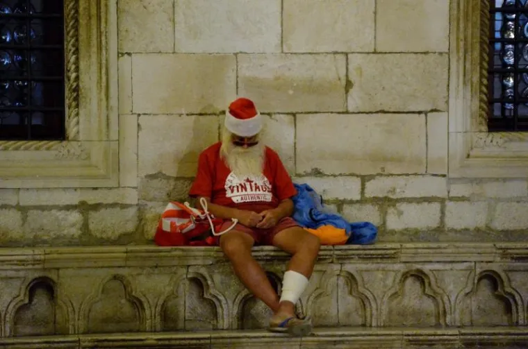 Dubrovnik: Uspavani Djed Božićnjak na Stradunu