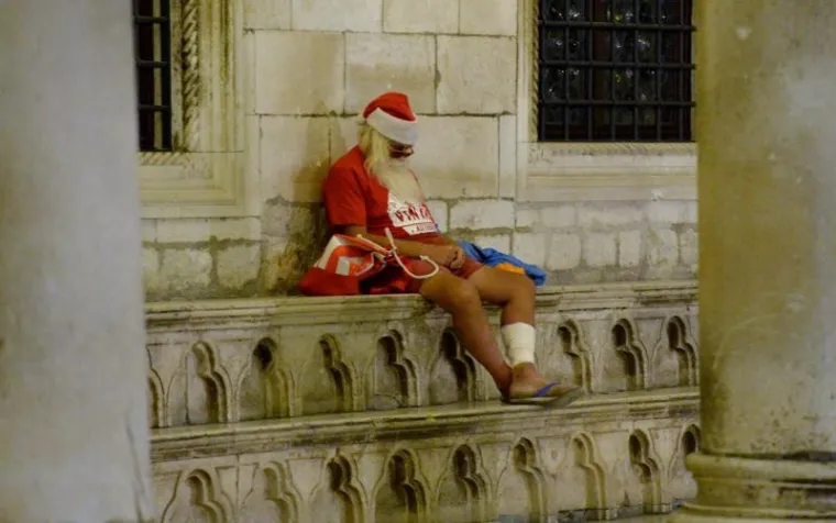 Dubrovnik: Uspavani Djed Božićnjak  na Stradunu