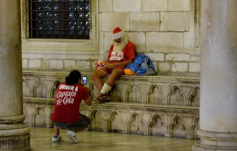 Dubrovnik: Uspavani Djed Božićnjak na Stradunu