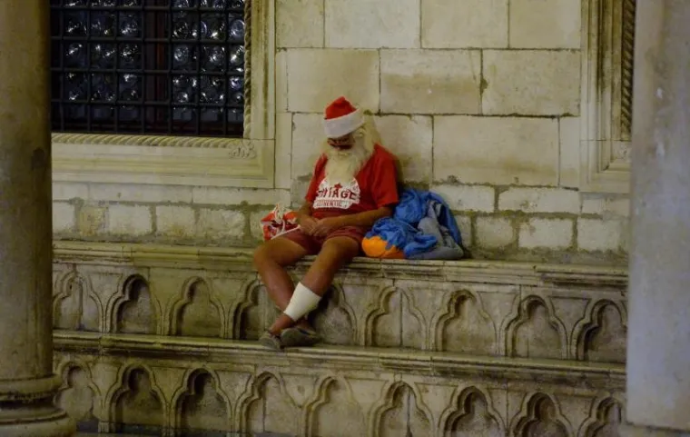 Dubrovnik: Uspavani Djed Božićnjak na Stradunu
