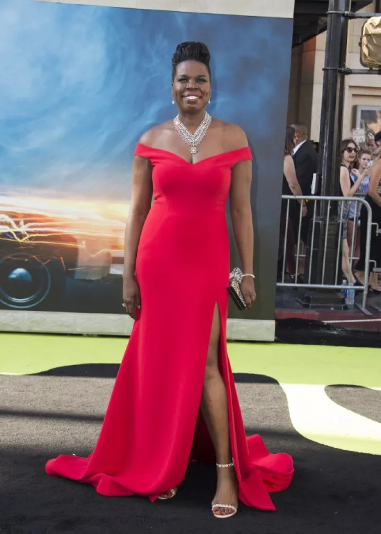 Leslie Jones - Glumica je imala dosta kompliciran posao kad je trebala pronaći dizajnera koji će joj dizajnirati ili posuditi neku svoju haljinu za hollywoodsku premijeru filma Istjerivači duhova, "Prilično mi je smiješno koliko je teško pronaći dizajnera koji će mi dizajnirati haljinu za premijeru. To će se uskoro promijeniti, a ja sve pamtim", napisala je na Twitteru. Modni dizajner Christian Siriano odmah joj je odgovorio te napisao: 'Ne bi trebalo odbijati raditi s briljantnim ljudima samo zato što ne nose najmanji konfekcijski broj." I da, dizajnirao joj je ovu divnu crvenu haljinu za premijeru.