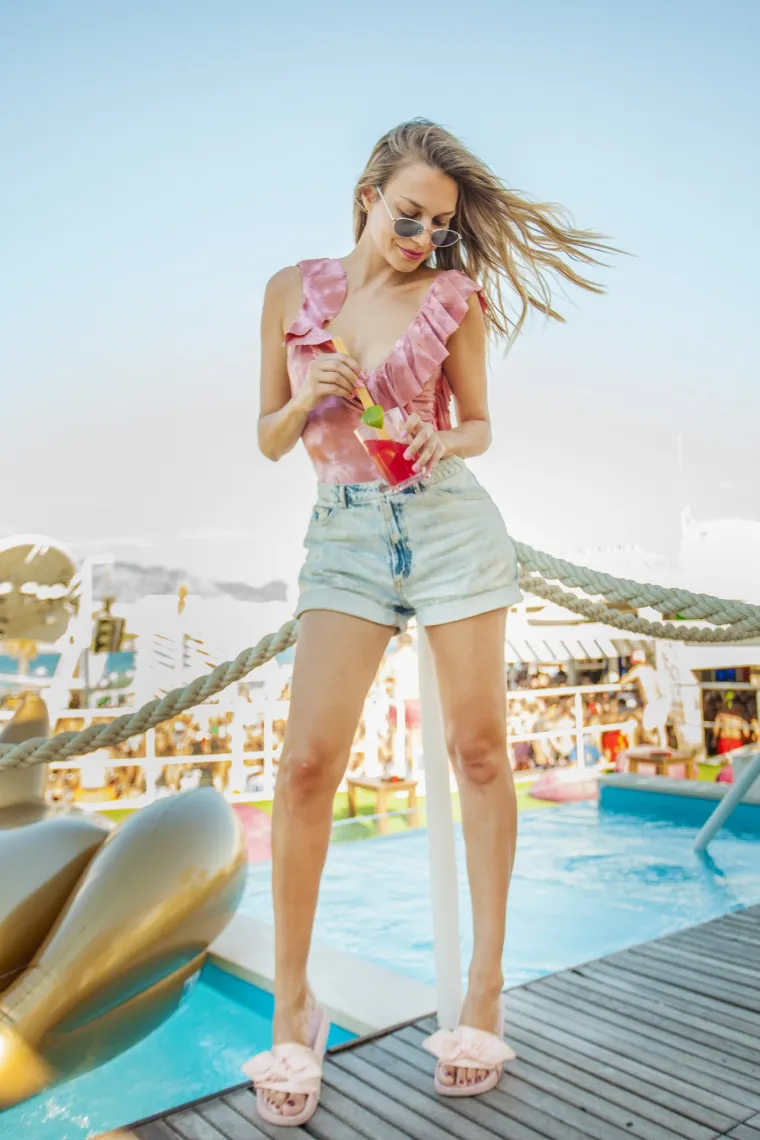 I SONJA KOVAČ ZAJAHALA TRENDI PTIČURINU: Lijepa blogerica osvajala zavidnom linijom i velikim dekolteom