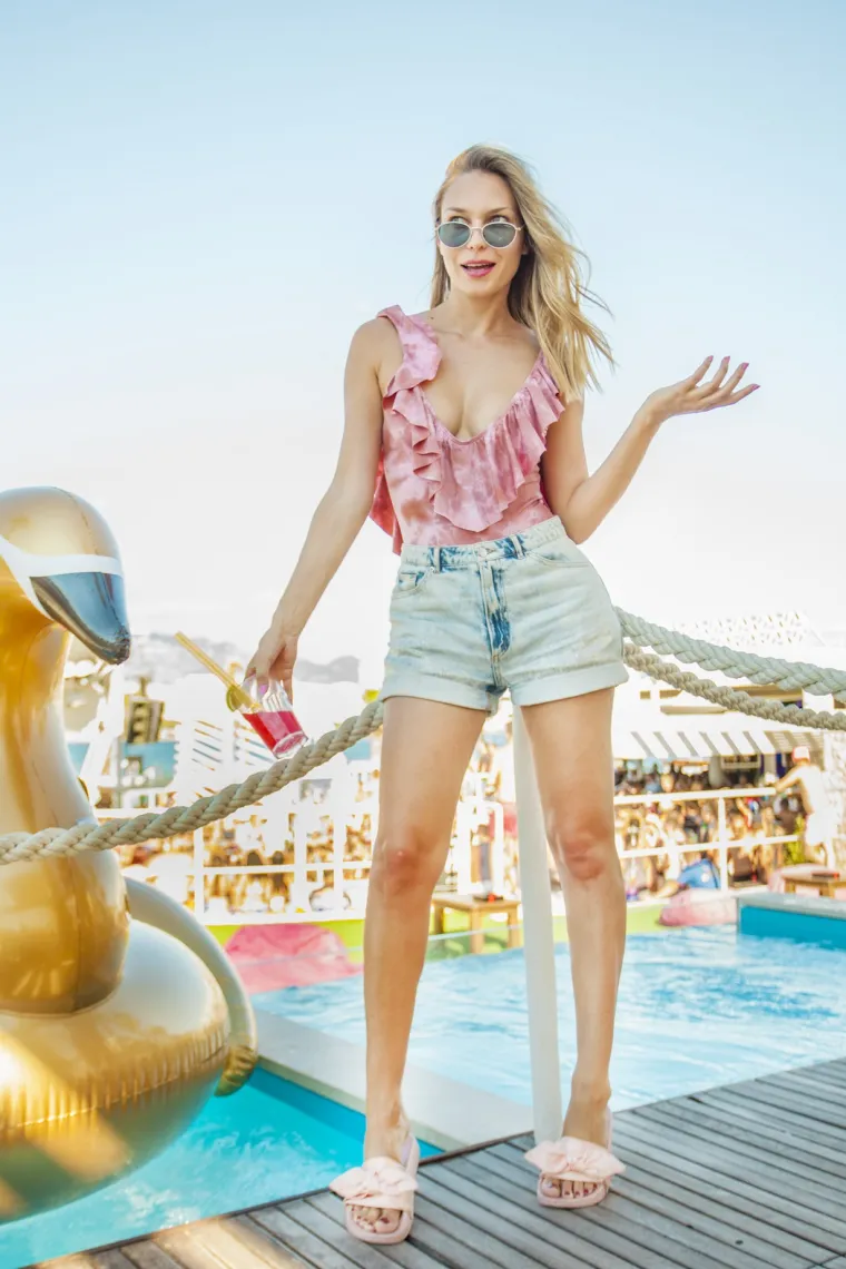 I SONJA KOVAČ ZAJAHALA TRENDI PTIČURINU: Lijepa blogerica osvajala zavidnom linijom i velikim dekolteom