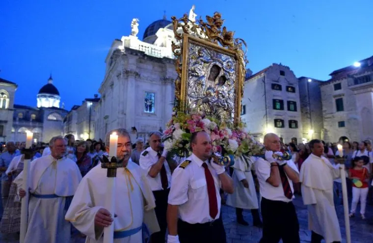 DUBROVNIK: Večernja procesija povodom blagdana Velike Gospe