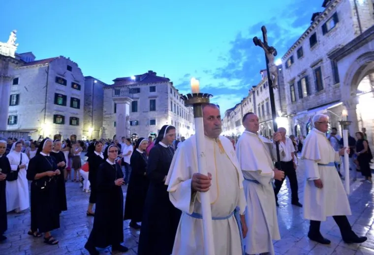 DUBROVNIK: Večernja procesija povodom blagdana Velike Gospe