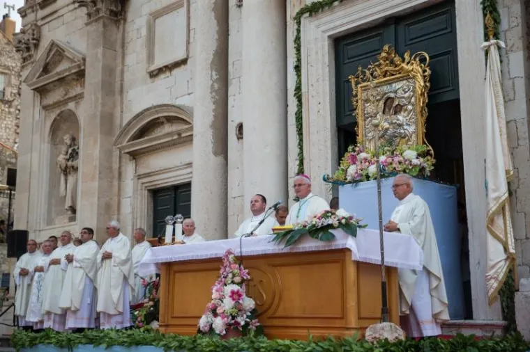 DUBROVNIK: Večernja procesija povodom blagdana Velike Gospe